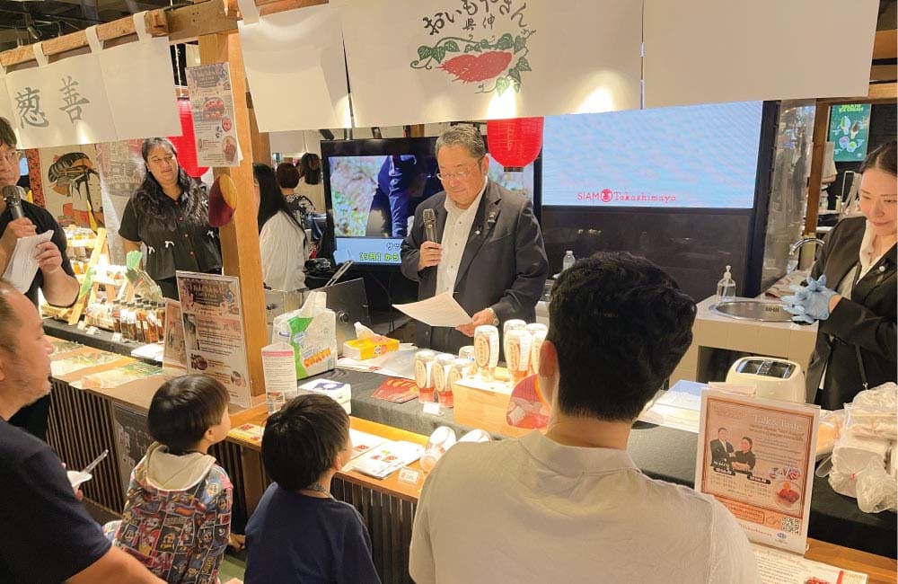 台東区の職人とお客様が交流する様子