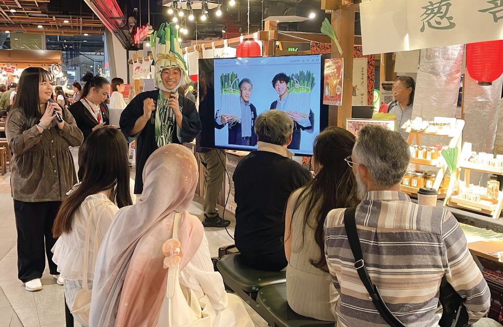 台東区の職人とお客様が交流する様子